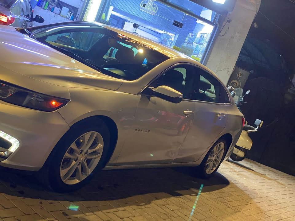 ماليبو 18 lt مواصفاتها معروفة
الضرر ناشرة واكو طخة بالباب مال سايق
بجمها كبس 
 المكينة والكير كفالة 
ماشية 180 الف km 
بداية جراد بنيد وقمارة 
بس السيارة حلوة تخبل 
رايدها 103 وبيها مجال بسيط 
واذا اكو مراوس حسب القناعة 
*********** هذا بي واتس 
***********وهذا موجود ع الخط 
بس اخوان فدوة اذا تجي تشتري لاتكسر بيها لان والله السيارة تخبل
