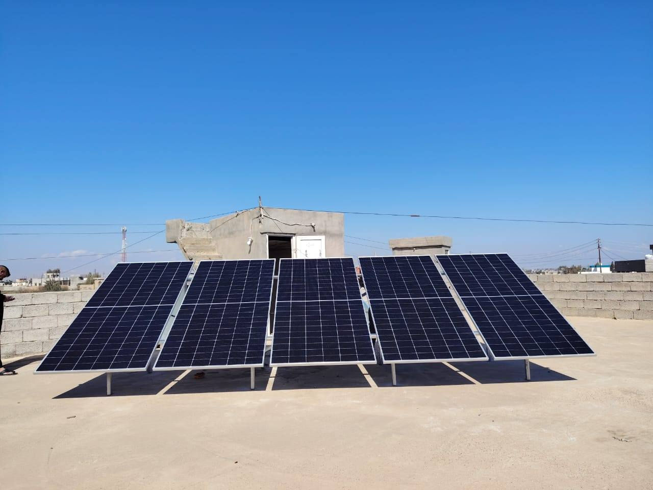 محطة شركة النور الهندسية للطاقة الشمسية  
#كانت  في قضاء الحويجة قرية الحلوه 
مبارك ان شاء الله لصاحب المنظومة نسأل الله أن يشوفهم خيرها ويكفيهم شرها 
الحمد لله تم تنصيب 
   المنظومة الطاقه الشمسيه الانيقه ذات الجودة والكفاءة العالية لمن يبحث عن الرُقي والتميز والجودة بنفس الوقت.
حيث تم بحمد الله تعالى تركيب منظومة طاقه شمسيه متكاملة تجهز المنزل(  10)امبير نهاراً 
و( 7) امبير ليلا بالتناوب مع الكهرباء الوطنية
تكونت منظومتنا من التفاصيل التاليه:_
_نوع الانفيرتر #Marvel حجم #4kw ضمانً   سنة 
_ الواح طاقه شمسيه #تيرنا الشهيره بقدرة 620w  واط كل لوح ذات وجهين و 16 بازبار بكفاءة عالية الجودة عدد 5
_ بطاريه ليثيوم الجديده كلياً حجم 8kw 
ماركه #TAICO #عدد الدورات 8000 دوره ضمان البطارية الى حد 10 سنوات 
ذات الجودة والكفاءة العالية 
والتي لديها القدرة على العمل حتى في درجات حرارة عاليه نسبياً تحتوي على برنامج حمايه متكامل داخلها بالإضافة إلى معرفة تفاصيل البطاريات وكميه الشحن المتبقي من خلال الشاشة الموجودة فيها

_هياكل حديدية ثقيل ضد الصدأ لتثبيت الألواح 

_كيبل DCسمك 4 ملم مخصصة لربط الالواح الشمسيه 

_التوصيلات Mc4 والبوكس الجميع خاصة بالطاقة الشمسية 
مباركه لأهلها شايفين كل خير
#شعارنا #ثقة #أمان #استفادة 

#زورونا #بموقعنا #الجديد #قرب #الدفاع #المدني #في #الحويجة 

#بادارة المهندس علي حسين 

واتساب*********** ...
. اتصال***********

#انفيرترات #بطاريات #ليثيوم #تنصيب
