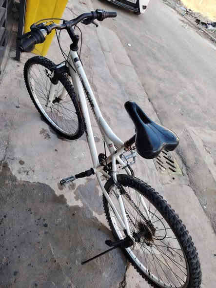 بايسكل للبيع نظيف استعمال قليل حجم 26 والباقي موضح بالصور السعر 100 الف للاتصال *********** وبي واتساب
