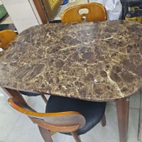 ميز مرمر • ٣ كراسي • كرسي متضرر