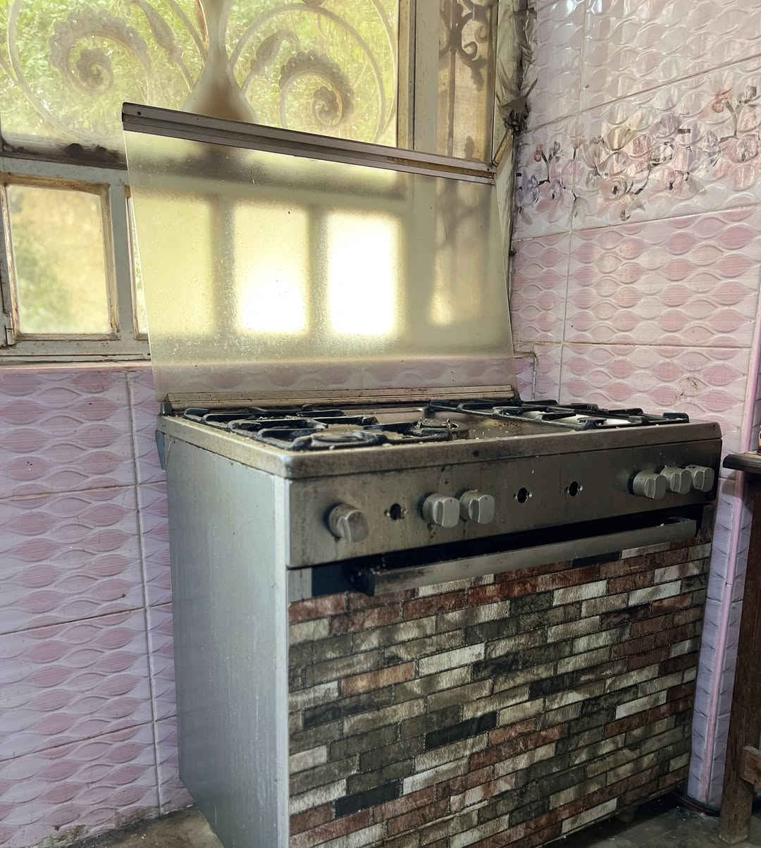 غرفةة نوم شبابية وبناتيه ومجموعة اغراض اسعار مناسبه راسلني وتدلل مكاني حي الجزائر او اتصل ***********
