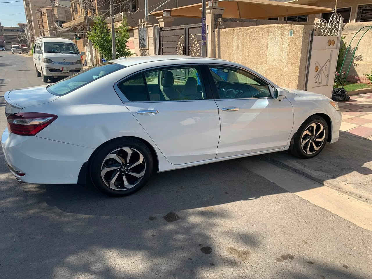 السلام عليكم من رخصه مدير الكروب هوندا اكورد موديل 17 وارد استيراد خاص. مفوله السياره محرك 2400 اربعه سلندر لون ابيض. صدفي رقم شمالي. ملاحظه ملاحظه السياره بدون حادث بدون حادث فقط دعاميات  السعر 153$ العنوان بغداد اتصال فقط. ***********
