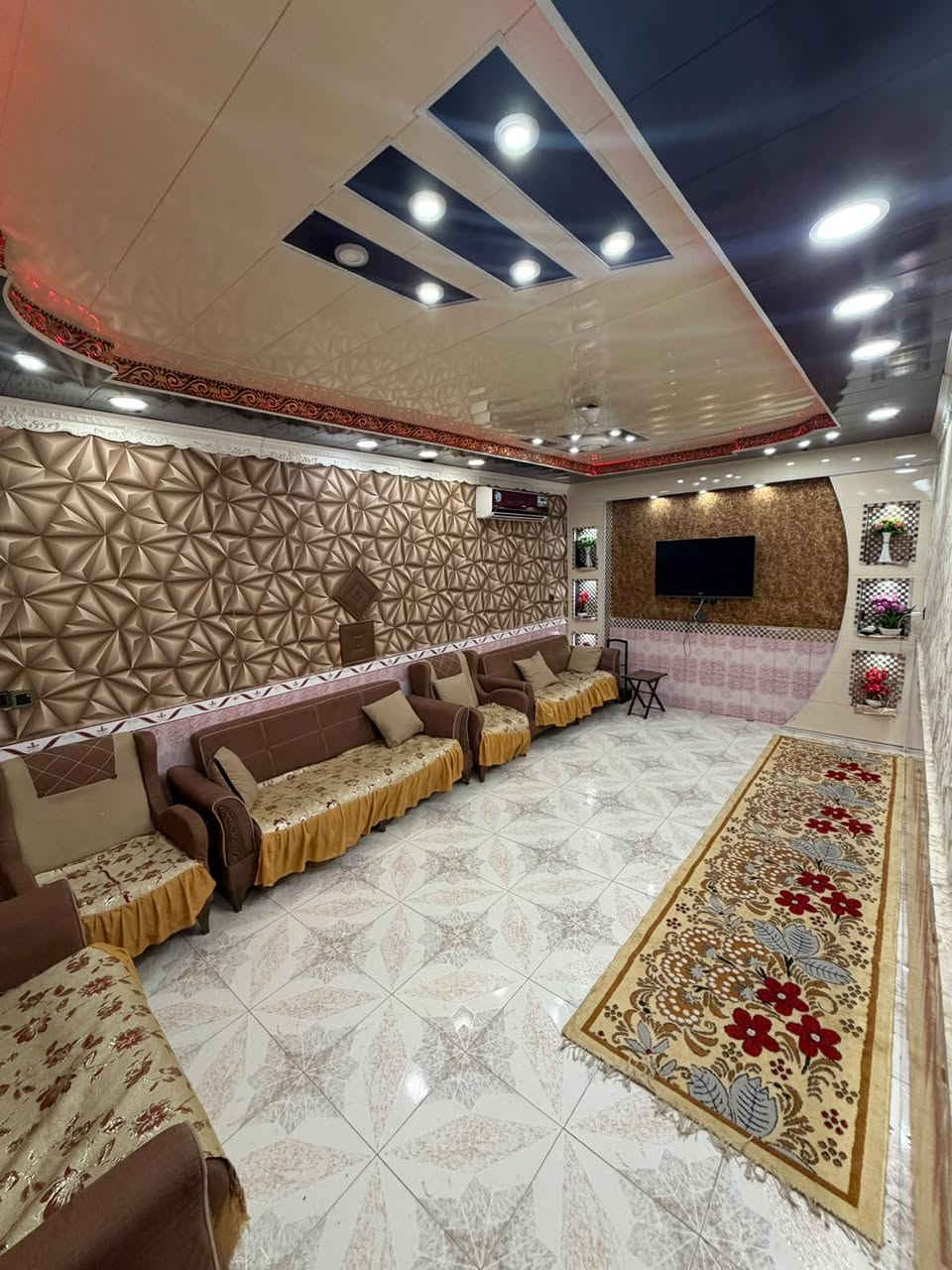 السلام عليكم بيت للبيع طابو مساحة 231 مداور ثاني يوم قرب مدرسة الفضيله بشارع الشيخ أبو علاء الكعبي متكون من استقبال وصاله ومطبخ وغرفتين صحيات داخليه وخارجيه وكراج السياره الاستفسار اتصل ع رقم *********** بيه واتساب السعر خاص 🌸
