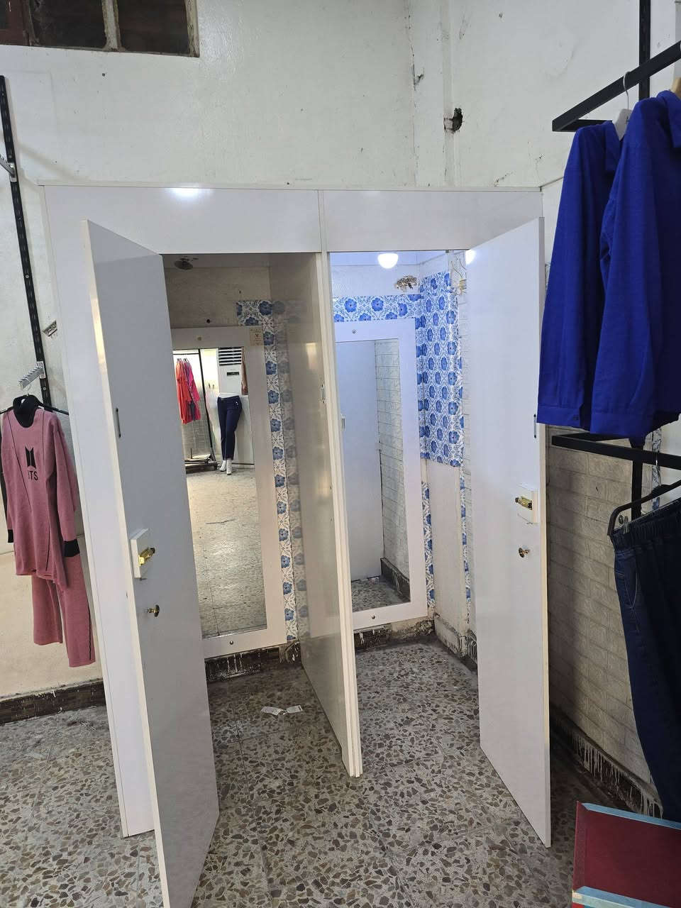 منزع بابين كبير خشب ثقيل تركي ضد الماء
للبيع مكاني بابل الجزائر توصيل ماعندي تجي شوفه تقتنع بي تفتحه او تاخذه عيوني 
***********
