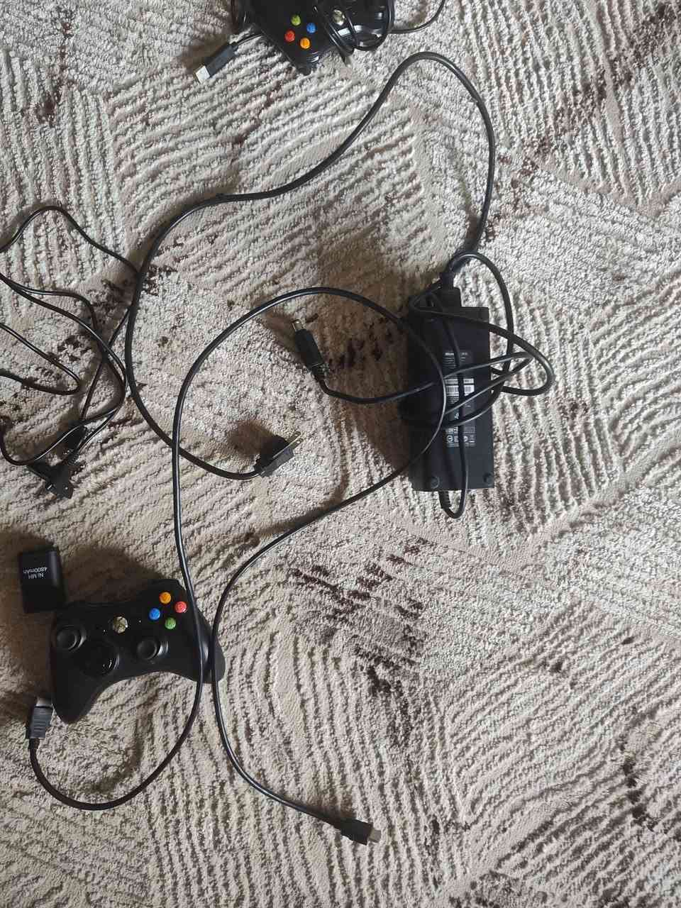 السلام عليكم 
اكس بوكس 360 يحتوى على 91 لعبه مع يدات اثنين وحده بطاريه و الثانيه سلكيه و متضرر السلك و لكن تعمل 
و لدي كامل ملحقات الجهاز السعر 95 و بي مجال مع التوصيل للتواصل ***********
