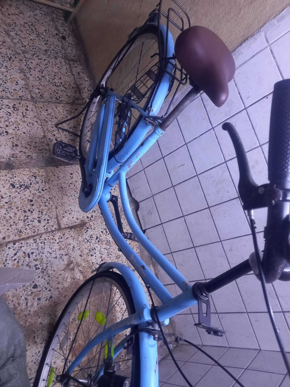 السلام عليكم بايسكل بناتي للبيع مكان بغداد الشعله حي الجوادين باسكن مال حاويه نظيف باله اصلي رقم الهاتف الاتصال بي***********
