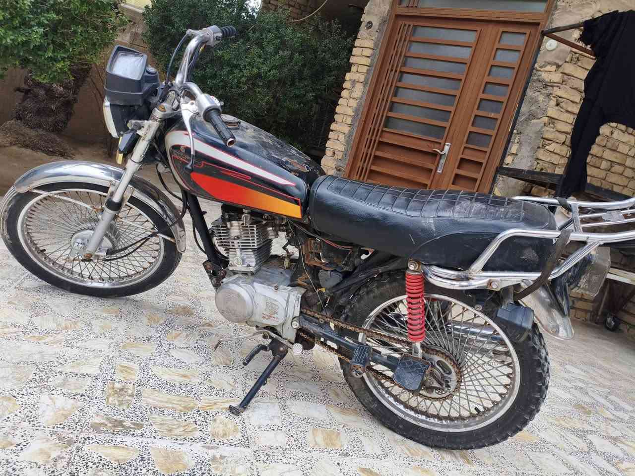 السلام عليكم
دراجة تايكر للبيع 2019 بيه نواقص بسيطة  أوراق مابيها اكفلك سرقة 

السعر 250 وبيها مجال ***********
