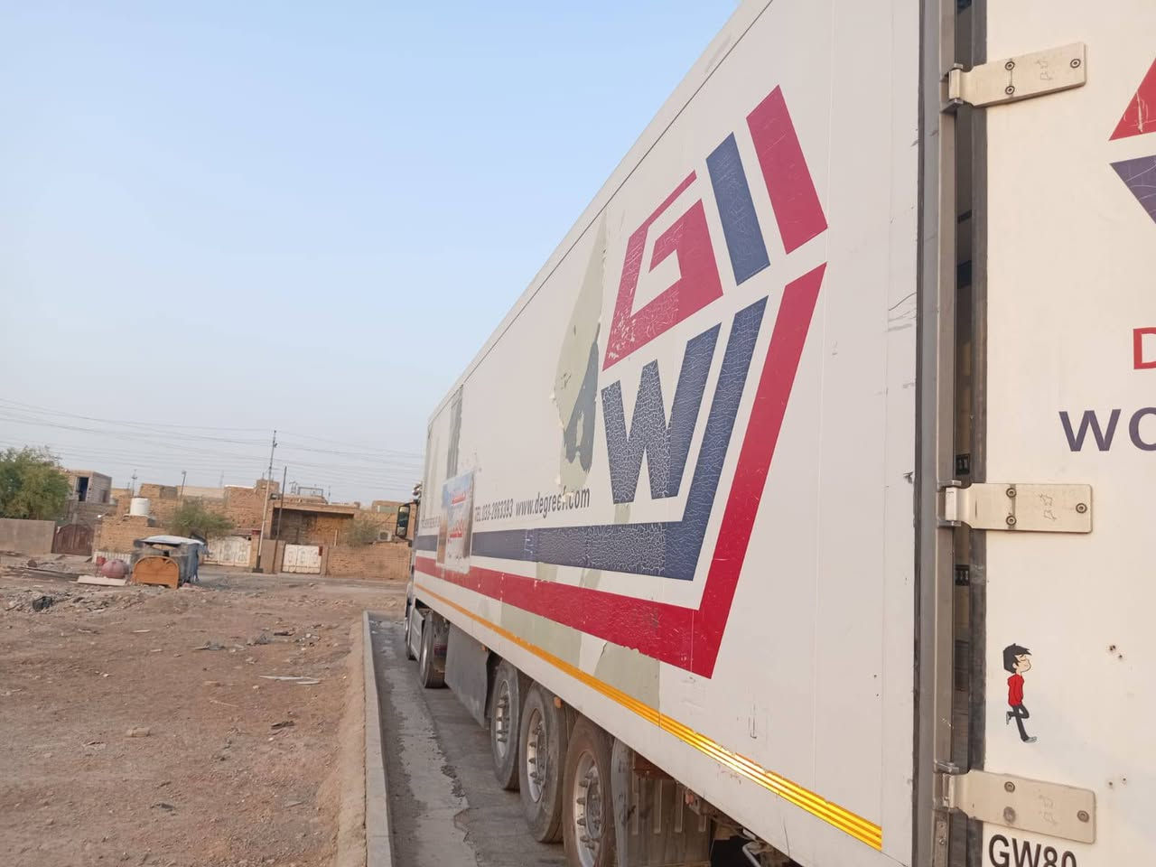 السلام عليكم
براد شمتز للبيع 
السمك خمسه 
الجهاز خير من الله 
العربانه جاهزه طخم تاير 
100$ السعر رقم
 الهاتف
***********
