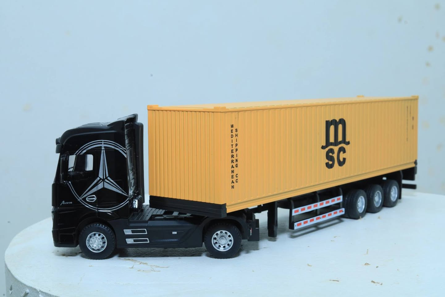 متوفر الان ☑️ 
MERCEDES ACTORS ☮️

☑️ بدون فتح بابين و لكن الكونتينر بيتفتح 👍 
☑️صوت ونور 👍 
☑️ خامة معدن ممتازه 👍 
☑️ متوفره بلونين (ازرق واسود) 🩵🖤
☑️ متوفر شحن لجميع المحافظات 🚚📦 
☑️ الدفع عند الاستلام 👍
(Y&M Dicast 🌹)
#ملوك الطريق 🛣️👑


**إذا كنت صاحب هذا الإعلان وتريد حذفه لأي سبب، رجاءا أرسل رسالة إلى الدعم الفني**