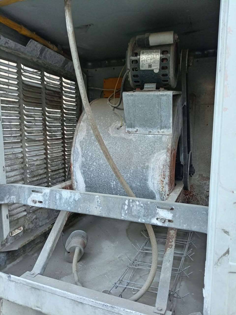 السلام عليكم عندي غراض للبيع وتساب *********** مكان بغداد
