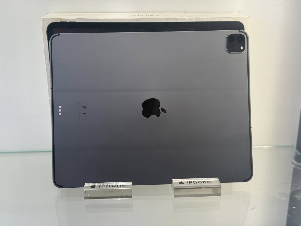 السلام عليكم 
ايباد 12.9 برو الجيل الرابع 
ذاكرة 256 
جهاز نظافة فووول 
مكفولة من كلشيييييي
وياه كارتونتة
مكاني بغداد 
السعر  950 الف وبي مجال انشاء الله 
***********
