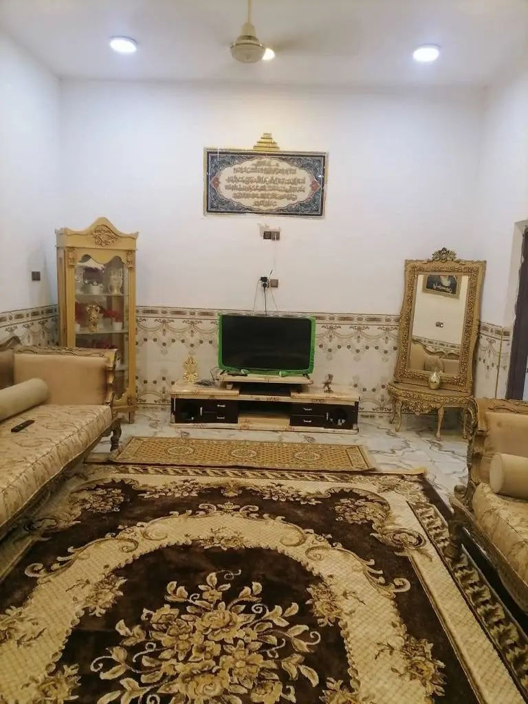 السلام عليكم بيت طابو صرف مساحة ٣٠٠ بناء حديث درجة اولئ خريطة روعة يقع علئ شارع عام رئيسي بداية البيت حديقة وكراج سيارة ومحل وصحيات خارجية ومن ثم مدخل البيت واستقبال كبيرة وهول وصالة كبيرة وغرفتان ومطبخ حار وبارد وصحيات ومناور البيت سعر ١١٠ وبيه مجال *********** فضليه شارع محطه القطار
