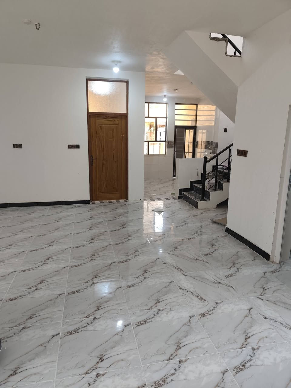 دار للبيع بناء حديث مساحة 150 يتكون من غرفتين نوم وصاله ومطبخ وستقبال حي الحكيم شارع الوائلي سعره 58وقابل لتفاوض ***********
