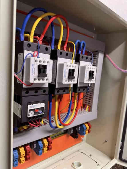 ⁨ هيج يكون عمل فني للي يحب عمله 
الحمد لله 
تم اكمال بورد 700*500
ستار دلتا 
لتشغيل ماطور  مياه بقدرة 55KW و 75HP
بإشراف المهندس حسين علي 
لصناعه البوردات الكهربائية بشكل احترافي 
البصرة-***********
#كهرباء #العراق #basra #آلبصرة #cotrol #بغداد #اكسبلور #دوائر_كهربائية #كربلاء #تايمر_كهربائي #كهربائي #فيسبوك #ريلزات #stardelta #motor⁩
