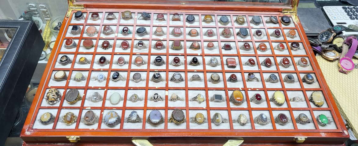 ٣٠٠ خاتم جملة للبيع
بغداد المشتل شارع المطبك قرب دائرة الامانة عمارة البركة مجوهرات الملكة ***********
