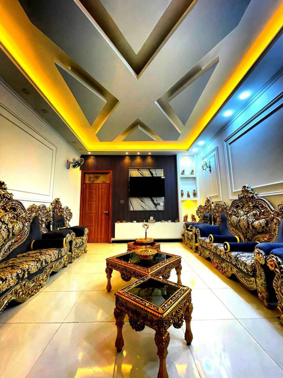 السلام عليكم
للبيع فقط: 
بيت في الاسكان شارع مكتب الحياة ع الشارع مباشرة ومقابيلة سايدينً
بيت 150 متر طابقيين يتكون الطابق الاول من استقبال - صالة- مطبخ حار +بارد - مجمع صحيات.

الطابق الثاني 3 غرف نوم - صالة - مجمع صحيات.
السعر 230 مع مجال بسيط للشراي 
للاستفسار اكثر الاتصال ع الرقم ***********
