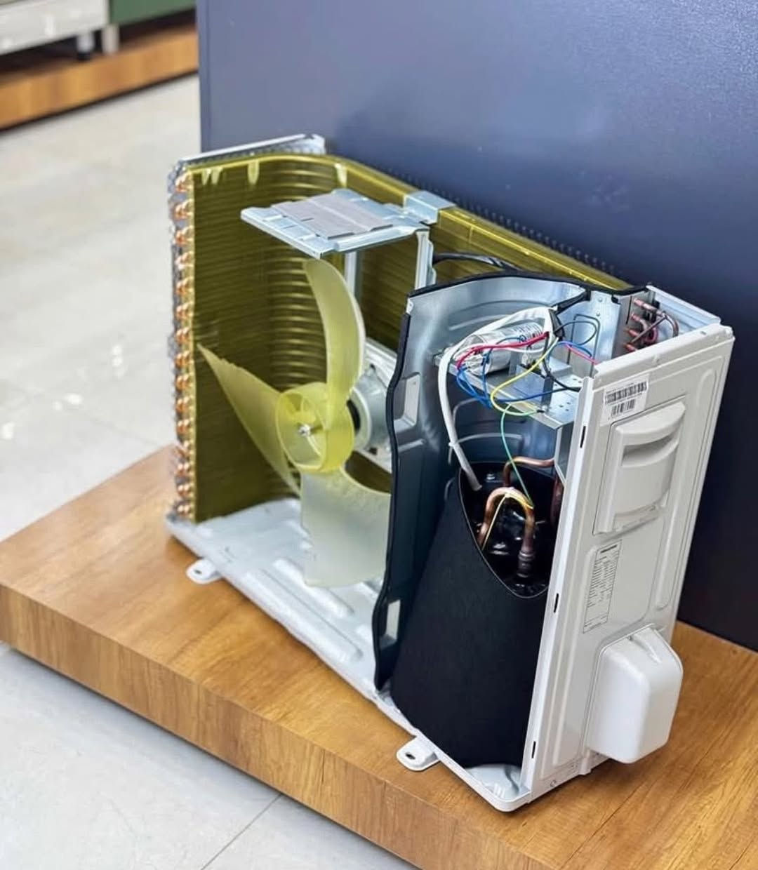 سبالت هايسنس
لتفكر بالحر و التراب و شغل سبلت هايسنس وخلي الهوا بارد ونقي ..

اطلبه من مجمع الماركة البلجيكية 

• المميزات :

- الحجم : 1 ,1.5, 2 طن ، 3 طن عامودي .8طن كنتوري 

- الضاغط T3 : الذي يقاوم اقصى الظروف المناخية .

- نوع الغاز R410a : الذي يعمل على زيادة كفاءة الجهاز ويقلل من أستهلاك الطاقة الكهربائية .

- وجود اربع فلاتر للهواء يعمل على تصفية الهواء وإزالة جميع أنواع الأتربة والشوائب والبكتريا .

- تتميز بأستخدام انابيب النحاس بنسبة 100%.

- أنابيب نحاسية مقاومة للصدأ وممتازة للتبادل الحراري ، مما يرفع كفاءة وقوة وتبريد الجهاز .

- وضع النوم حيث تساعد على تقليل الضوضاء وتقليل استهلاك الطاقة الكهربائية لنوم عميق ومريح .

- توزيع هواء بأربع إتجاهات لتبريد الغرفة بصورة كاملة

***********-

العنوان :ديوانية شارع المواكب مجاور حسينية ام البنين وصالون الاميرات
