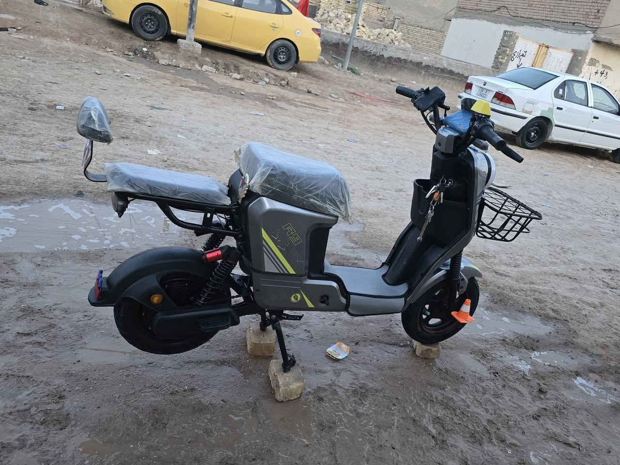 السلام عليكم دراجه كهرباءي للبيع دراجه نضيف شوفت عينكم النضافه فول للأستفسار الأتصال برقم  ***********
