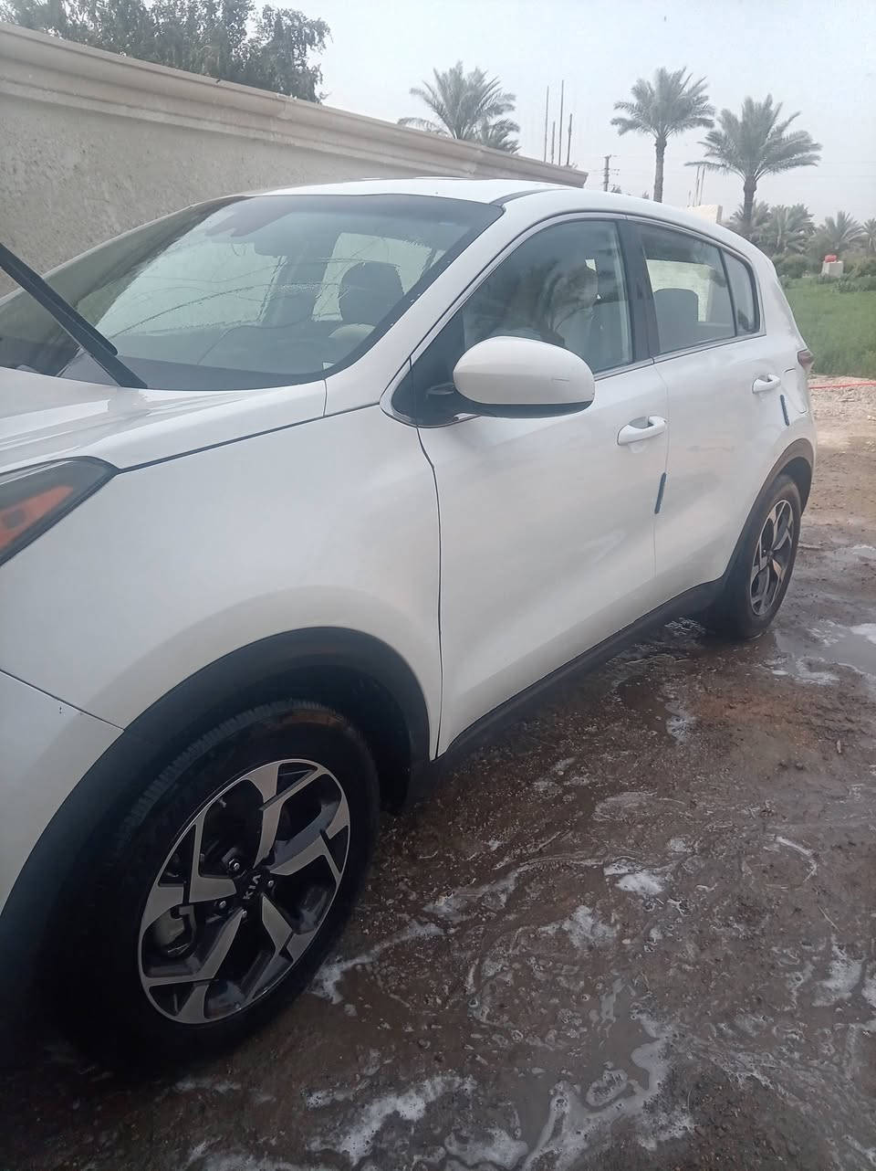سلام عليكم للبيع كيه سبورتج 2020 ماشيه 50حقيقي سياره بيها قطعتين بنيد وجاملغ فقط دواخل سليمه سياره نضيفة المو شراي ليكسر بحلال العالم السعر 175 وبيه مجال للشراي *********** للنتصال
