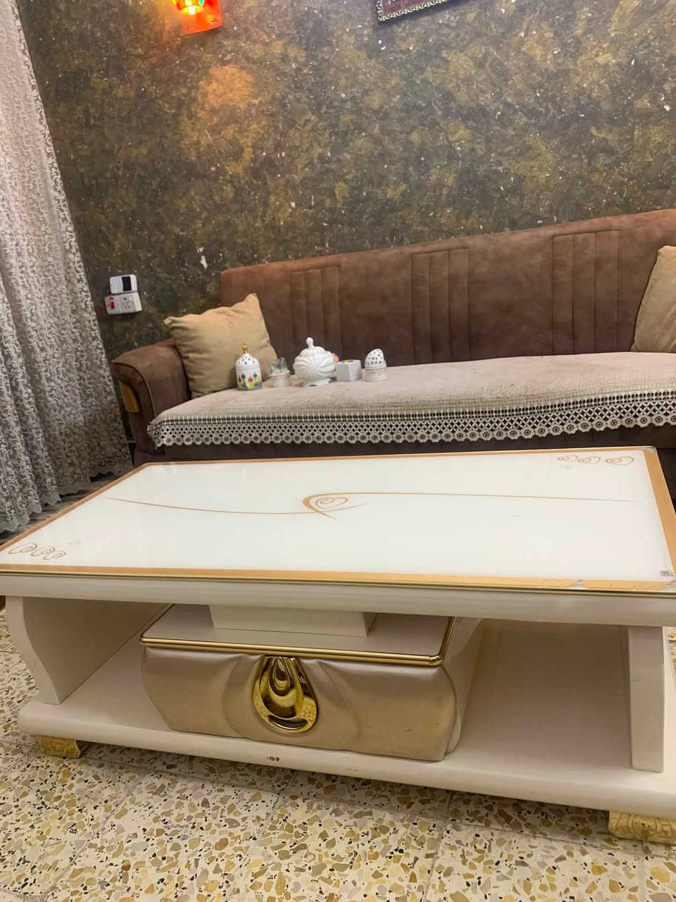 ميز للبيع يحتوي على رفوف  وزنه ثقيل مو خفيف سعره ١٠٠ الف مكاني بغداد حي القاهرة 
***********
