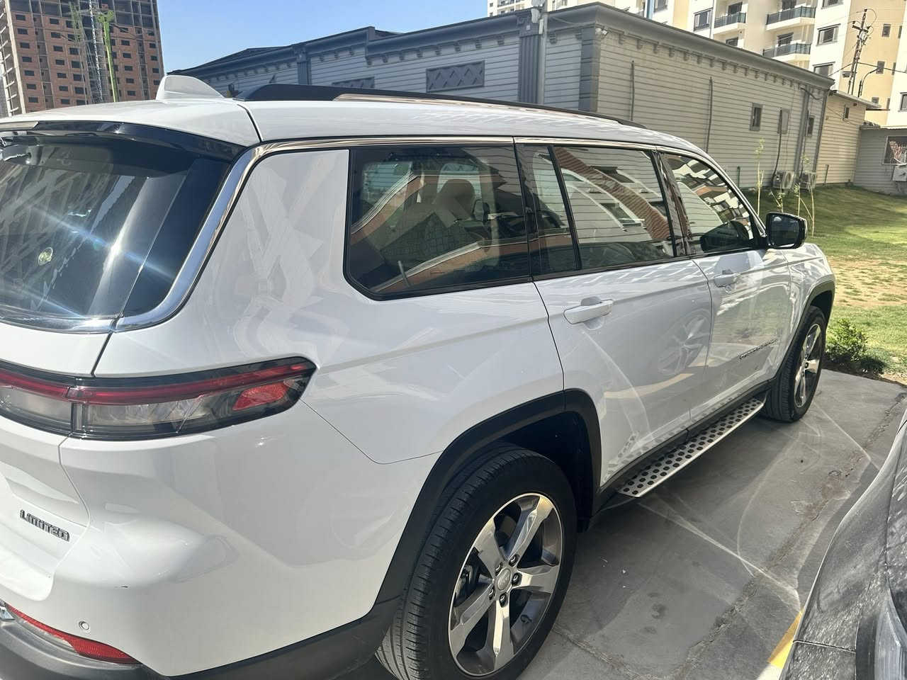 جيب كراند شيروكى ليميتد موديل ٢٠٢٢ محرك 3.6 لتر 6 سلندر
مع نظام دفع رباعي 4x4 ، 
لوحات‎ بغداد
الموديل: ٢٠٢٢ (خليجي)
العداد: ٧٩،٠٠٠ كيلو متر 
 المحرك: 3.6 لتر 6 أسطوانات (V6)
ناقل الحركة: اوتوماتيك 8 سرعات
ضمان شركة هارلم وصيانة كاملة
المواصفات:
*نظام دفع رباعي 4X4 متطور
*فتحة سقف بانوراما
*الصندوق كهربائي بخاصية البصمة
*ويل المنيوم قياس 20 انج
*شاشة التحكم الرئيسية لمس بنظام Uconnect 5 بقياس 10.1 انج مع نظام ملاحة
*شاشة القيادة الرقمية بقياس 10.25 انج
*رادار تفاعلي مع خاصية التوقف والانطلاق
*تحذير النقطة العمياء
*تحذير الخروج عن المسار
*نظام المحافظة على البقاء فى المسار
*خاصية المساعدة على التوجية فى التقاطعات لتفادى الحوادث
*حساسات امامية وخلفية
*نظام مانع تصادم خلفى
*نظام القيادة شبه الذاتية
*مقصورة الركاب من الجلد الفاخر
*المقاعد الامامية مبردة ومدفئة
*المقاعد الخلفية مدفأة
*مقعد السائق والراكب كهربائي
*مقعد السائق ذاكرة
*نظام ابل كار بلاى و اندرويد اوتو لاسلكي
*نظام صوتي 9 سماعات من ALPINE
*دخول ذكي (بصمة)
*نظام التشغيل عن بُعد
*مصابيح أمامية أوتوماتيكية مع مصابيح نهارية وكشافات ضباب LED
*نظام التحكم التلقائي في الضوء العالى
*دواسات جانبية
*ماسحات زجاج أمامي حساسة للمطر
*انماط قيادة متعددة رياضية وللطرق الوعرة
*وسائد هوائية أمامية متعددة المراحل ووسائد هوائية جانبية ووسائد هوائية أمامية/خلفية.
*نظام التحكم
مكان السيارة الناصرية للبيع او مراوس بسيارة ٧ راكب خليجي احدث


**إذا كنت صاحب هذا الإعلان وتريد حذفه لأي سبب، رجاءا أرسل رسالة إلى الدعم الفني**