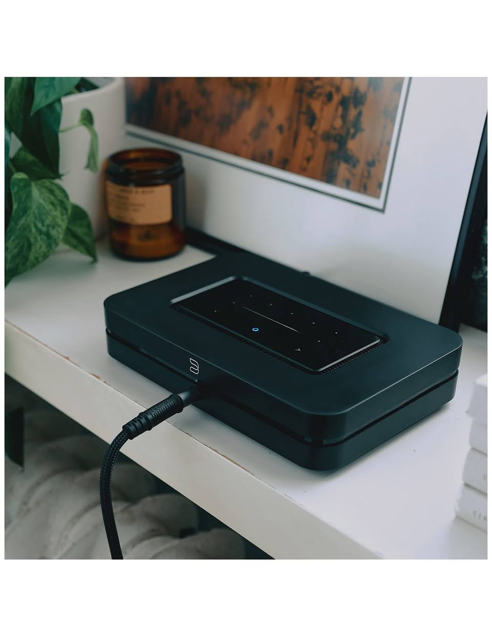 Bluesound NODE (N132) هو جهاز بث موسيقى لاسلكي عالي الدقة ومركز صوتي رقمي مصمم لتوصيل أنظمة الاستريو التقليدية أو مكبرات الصوت التي تعمل بالطاقة بخدمات البث الحديثة والمكتبات الرقمية. وهو بمثابة دماغ مركزي للصوت متعدد الغرف، ويعمل ضمن النظام البيئي BluOS. سهل الاستخدام
يمثل طراز N132 خطوة كبيرة في الإخلاص الصوتي وقوة المعالجة .

(الميزات والمواصفات الرئيسية)
DAC (محول رقمي إلى تناظري): مجهز ب ESS ES9039Q2M SABRE DAC لتقليل التشويه وتحسين تشغيل الصوت عالي الدقة.
المعالج: مدعوم من معالج ARM Cortex A53 رباعي النواة 1.8 جيجاهرتز.
دعم الصوت: يتعامل مع صوت يصل إلى 24 بت / 12 كيلو هرتز ويدعم تنسيقات عالية الدقة مثل MQA و FLAC و DSD256.
سماعة الرأس أمبير: يتميز بمكبر صوت مخصص لسماعة THX AAA المتطورة للاستماع الخاص 
خيارات الاتصال
المدخلات: HDMI eARC لصوت التلفزيون، والسرد البصري / التناظري، و USB لمحركات الأقراص الخارجية.
المخرجات: RCA ، البصرية ، المحورية ، و USB ، بالإضافة إلى إخراج مضخم صوت مخصص.
لاسلكي: Wi-Fi ثنائي النطاق، Gigabit Ethernet، و aptX Adaptive Bluetooth ثنائي 
السيطرة والتكامل
التحكم في التطبيق: متوافق تماما مع تطبيق BluOS Controller لنظام التشغيل iOS و Android وسطح المكتب.
المنزل الذكي: يعمل مع Apple AirPlay 2 و Spotify Connect و TIDAL Connect ويتكامل مع أنظمة التحكم المنزلية الذكية الرئيسية.
الضوابط المادية: تتميز اللوحة العلوية بلوحة لمس استشعار القرب مع خمسة إعدادات مسبقة سريعة اللمس قابلة للبرمجه.


**إذا كنت صاحب هذا الإعلان وتريد حذفه لأي سبب، رجاءا أرسل رسالة إلى الدعم الفني**