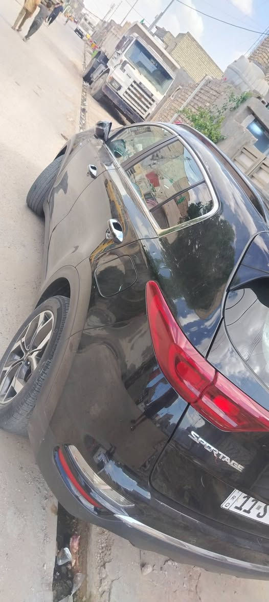 السلام عليكم كيا سبورتج موديل 22 وارد امريكي حادثها جاملغ وبنيد فول مواصفات بصمه اشاير مرايات رادار داير السيارة فتحتين جنطة كهربائيه حساسات خلفي امامي كشن كهربائي وهوايه بنوراما فتحتين  بعد  هواي بيها شغلات ما ذاكرها السياره ماشيه 25 الف سنويه بسمي تحويل ثاني يوم وبلعافيه على الي ياخذها السعر ع الخاص او التواصل على رقم الهاتف ***********
