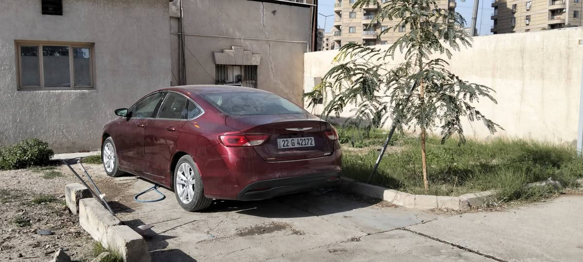 (السعر 104)السلام عليكم كرايسلر سي 200 موديل 16 بيهة صبغ باب خلفي و جاملغ خلفي بدون دواخل بدون ايرباك مكينه كير ميكانيك كهرباء مكفوله و بلاديه و ممفتوح بيهة برغي ترايهة انطيك بي دول مو محافضات  يعني اي نقص مبيهة الي يدور سياره جديده و ميفتح بنيد سعرهة 104 و بيهة مجال ماشيه 113 الف رقم اربيل باسمي هزه و سنويه جديده نص مواصفات شاشه صغيره كامره كير ماوس هاند بريد دكمه تحكم ستيرن و مثبت سرعه السياره كلوب جيك ممشتغل بيهة بس الزنون مسوي ب300 دولار مكانهة الغزاليه *********** بغداد, العراق
