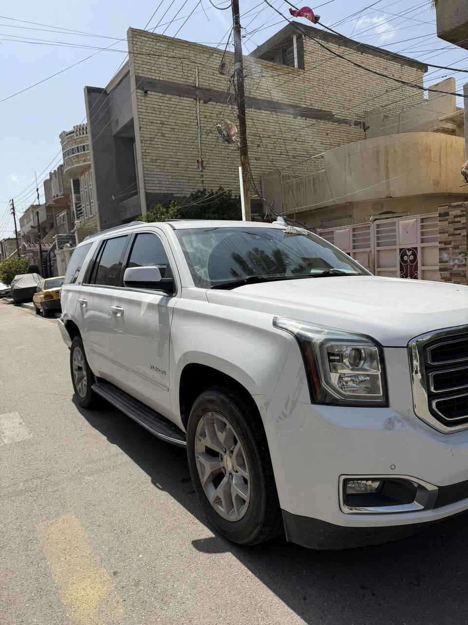 السلام عليكم GMC يوكن SLT 2018 للبيع تترقم رقم بغداد بأسمي وتتحول مباشرةً  السيارة كلين تايتل بالكامل حادثها فقط البكلايت كما موضح في الصورة 
محرك السيارة v8 بحالة جداً ممتازة 
مواصفاتها معروفة
السيارة 7 راكب
تشغيل بصمة
فتحة سلايد
كشنات تدفئة وتبريد جميع الكشنات
شاشه وسطية للمقاعد الخلفيه
السعر 350 $ وبيها مجال حق التصليح
للأستفسار  
📞 ***********
📞 ***********
