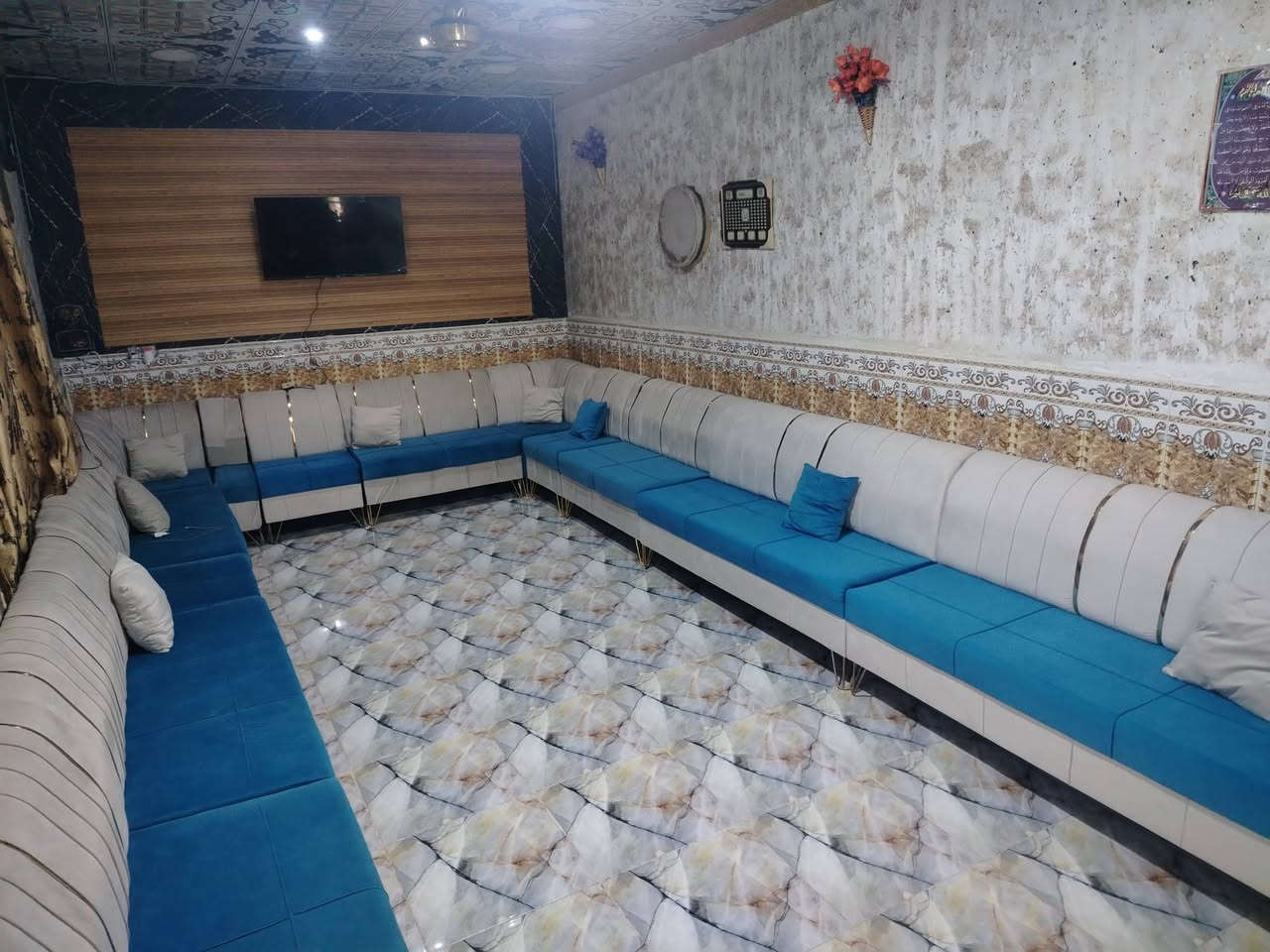 السلام عليكم  تخم جديد تخمين ونص يعني 28مقعد.  جديد استخدام قليل السعر 650وبي مجال بعقوبه تقاطع الامام عبدالله ابن علي ***********
