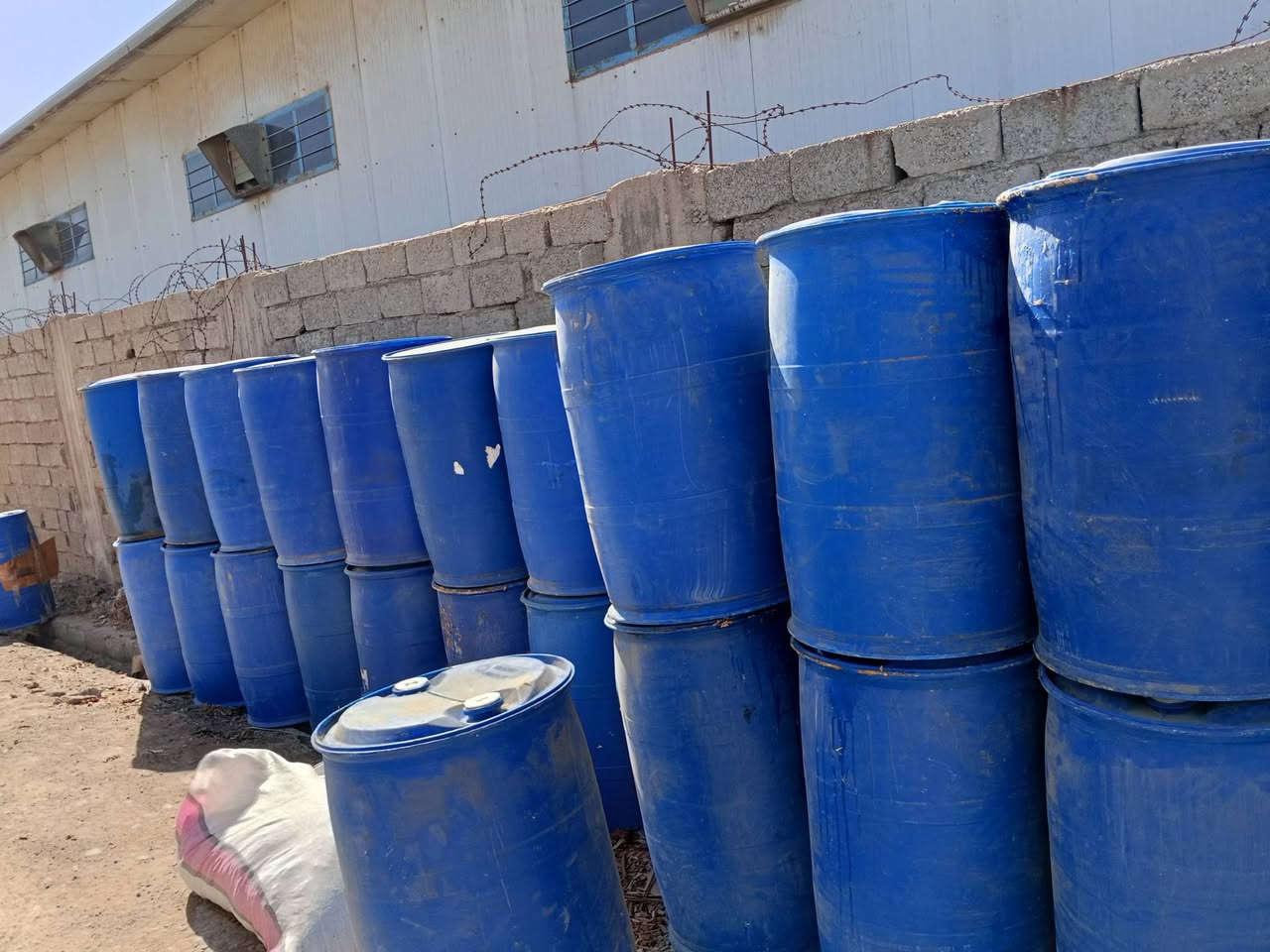 السلام عليكم
برميل ازرق باب أول 

درجه وله   220 لتر 

سعر واحد 25 

و كل 10 واحد مجاني 

كميه خير من الله 

تصفيت مخازن 

الإستفسار ***********
