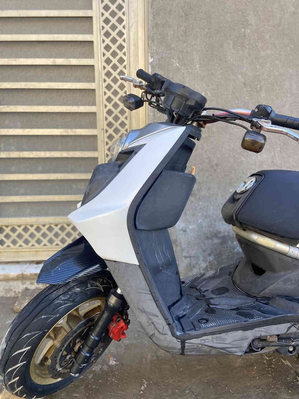 سكنس جبلي مال رمبه السعر 1600 مو شراي لتطب ولتكلي غاليه لان مزود و مال توصا وبرغي واحد ممفتوح. 

عنواني بغداد الشعب 
والدراجه خير من الله بيها تزويد ما عدى المكينه ماعرفها شكد لان ممفتوحه الله شاهد الدراجه كفاله من السرقه والمحرك هذا رقمي ***********

والشراي يتصل
