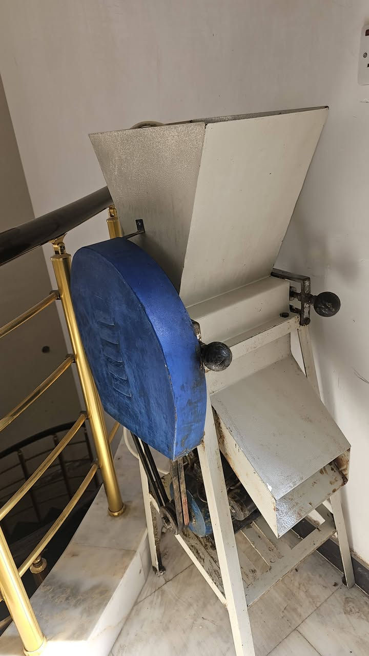 سلام عليكم. كسارة فستق نظيفة جدا للبيع الباب الاول الموقع البياع للتواصل ***********
