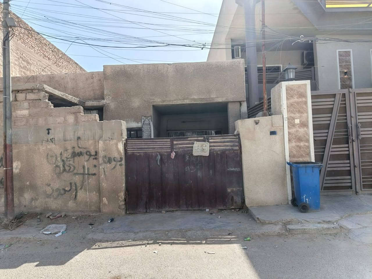 السلام عليكم بيت سكني  سند مستقل ومالك واحد للبيع
🔹 المساحة 143 متر
🔹 الموقع بغداد الدورة شارع 60 نهاية منطقة ال 120
🔹 طابق واحد يصلح للسكن يحتوي على صحيات وغرفة نوم وهول واستقبال وممر كبير ومطبخ بالإضافة إلى مخزن خارجي وكراج وترك خلف البيت أيضا. يقع قريب جدا عن الشارع العام أول فرع 
البيع على المتر 
سعر المتر مليون ونصف. 
📞 للاستفسار *********** واتساب أو اتصال أو خاص
