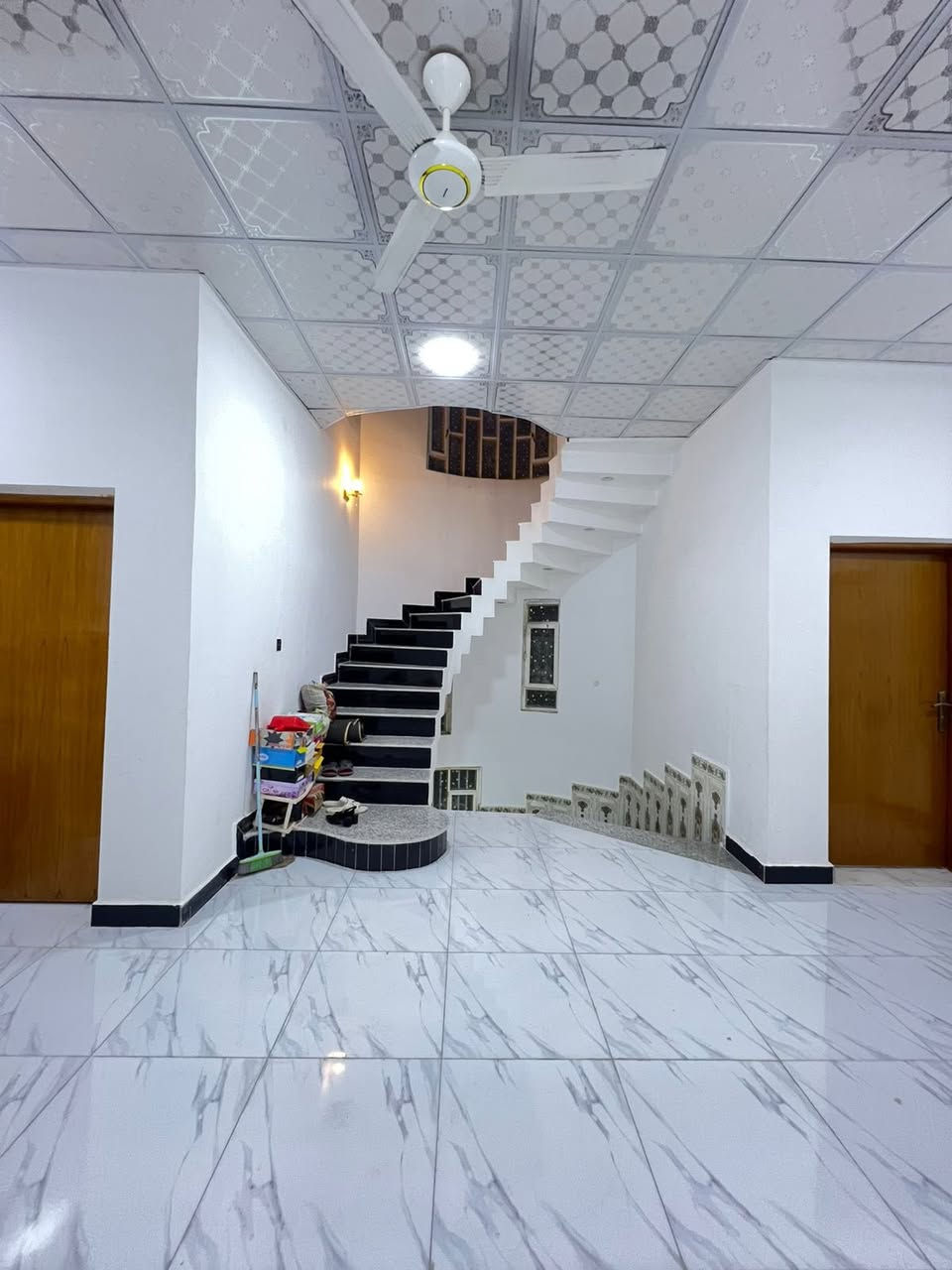 السلام عليكم دار للبيع الموقع ابو الخصيب خلف مدارس رفح يبعد عن الشارع السياحي 80 متر زراعي بسم عراقي  مساحته 150 متر الطابق الارضي يحتوي على استقبال وصاله ومطبخ وغرفه نوم ومشتملات 2 ومناور 2 وكراج مع الاثاث 

الطابق الثاني يحتوي على 3 غرف منام وصاله ومشتمل بناء درجه اوله طابوق خدمات كامله ماي تبليط مجاري بنفس الشارع 4 مدارس السعر 185قابل للتفاوض للستفسار ***********
