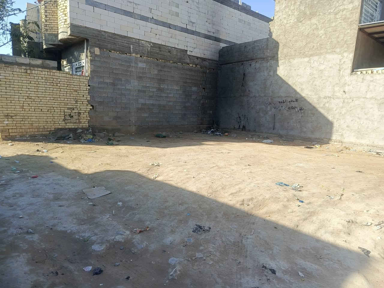 السلام عليكم قطعه 117 موقع كربلاء الحولي ابو مهدي المهندس قريبه علا دار لايتام مدارس مستوصف كلهة قريبه علا لقطعه مساحه 100 متر الواجهيه 10 والنزال 10 ركن سعرهة 25 وبيه مجال بصيط لاستفسار ***********
