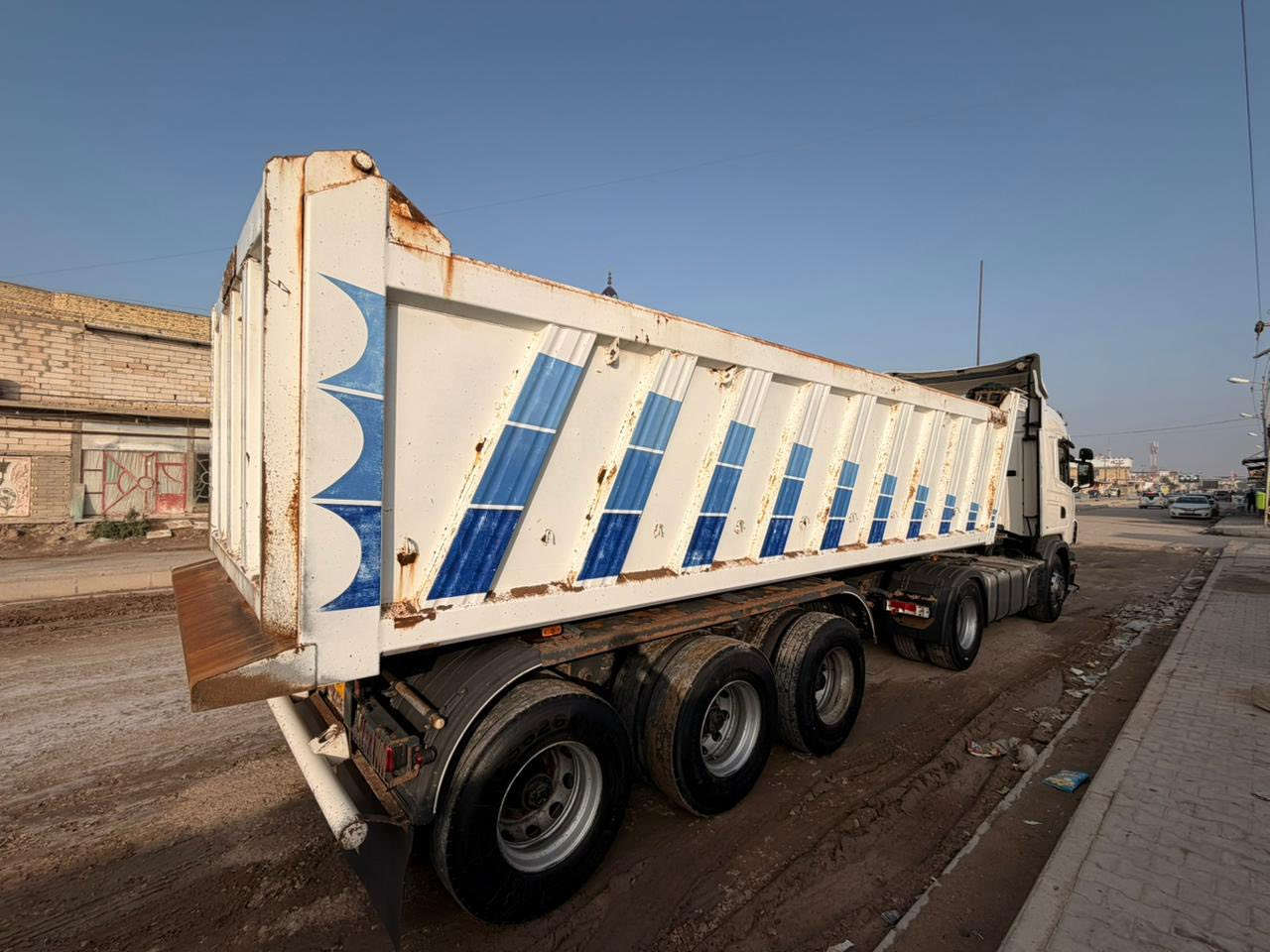 لبيع سكانية قلاب رقم شمالي موديل 2011 مكينة 420
كير كهربائي تبريد وثلاجة وتخم تاير 

مع عربانة ماك نيسان تفاصيل على رقم صاحب سيارة *********** 

مكان البصرة الگرنة سعر 490 وبيها مجال
