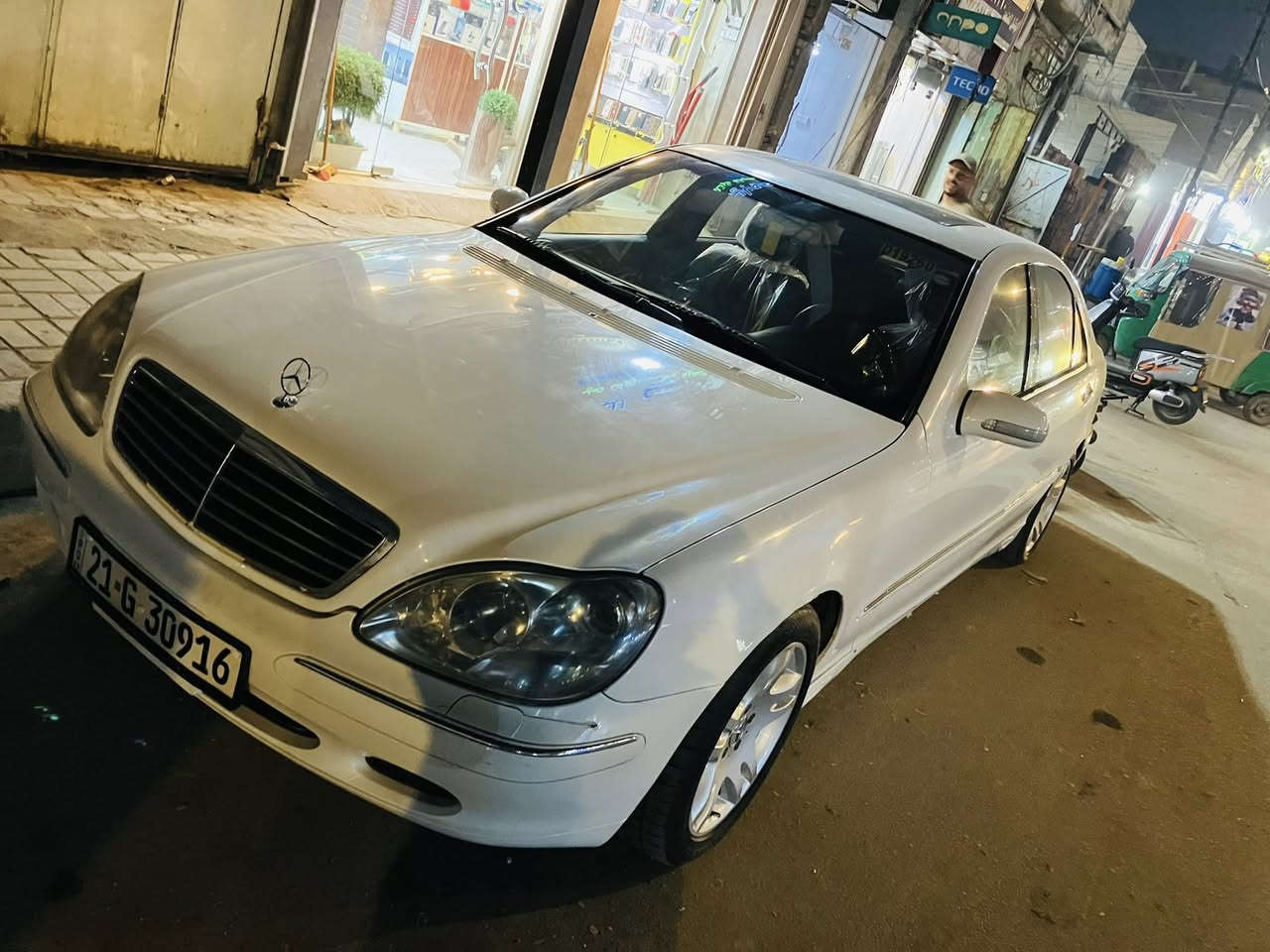 السلام عليكم ورحمة الله وبركاته s500
موديل 2003 
رقم سليمانيه شرط التحويل
مكانه بغداد مدينة الصدر 
كير +مكينه كفالة ادامه صارله يومين كامله 
كشنات غرفه. 100/100
صبغ جاملغ  فقط هلال 
مكفوله  من الحادث 
 ماشيه 70 الف 
حساس امامي خلفي 
محور دبلات درجة اولى
باب طويل
كشنات 4جلد+ تدفئة+تبريد+ كهرباء 
بيبان شفط
مثبت سرعه 
برده كهربائية 
4 بصمات
شاشه كار بلي + كاميرا 
سعره. 130 ومجال بسيط 
فول 1*1
 اتصال ***********
