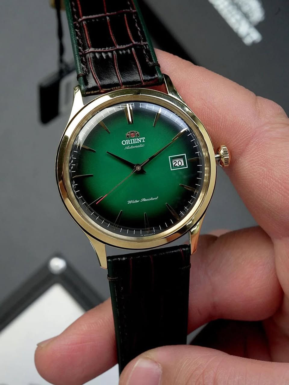 ⌚ أورينت بامبينو الإصدار 4 – Orient Bambino Version 4 | FAC08002F0

✨ لمحبي الكلاسيك والفخامة:

الماركة: Orient

الحركة: ميكانيكية أوتوماتيكية يابانية (Orient Caliber F6724) مع تعبئة يدوية وإيقاف عقرب الثواني (Hacking)

احتياطي الطاقة: ~40 ساعة

الهيكل: فولاذ مقاوم للصدأ مطلي بالذهب | القطر: 42 مم | السُمك: 11.5–12 مم

المينا: أخضر متدرج (Green Gradient) | شكل الهيكل: دائري

الزجاج: كريستال معدني مقوى مقبب (Mineral Crystal)

مقاومة الماء: 30–50 متر (3–5 ATM) – مناسب للرذاذ وغسل اليدين

السوار: جلد طبيعي بني أو أسود بنمط التمساح | المشبك: إبزيم تقليدي (Tang Buckle)

الميزات الإضافية: عرض التاريخ عند الساعة 3

📞 للطلب والاستفسار: ***********

#Orient #BambinoV4 #AutomaticWatch #LuxuryWatch #GreenDial #ClassicStyle #FAC08002F0 #MenWatch
