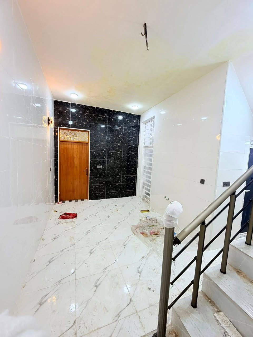 المساحه 80 متر  
💰 السعر: 28 مليون (قابل للتفاوض)
🏗️ البناء: طابوق  جمهوري
🏠 الأساس والسقف: صب كونكريت مركزي 

مواصفات البيت:
✅ غرفة نوم 1 🛏️
✅ أستقبال 
✅ صالة 🛋️
✅ مطبخ 🍽️
✅ صحيات 🚿

الخدمات المتوفرة:
🔹 ماء 💧
🔹 كهرباء ⚡
🔹 شوارع مبلطة 14 متر  🚗
🔹 مدارس قريبة 🏫
🔹أنترنيت ضوئي 
🔹 خط مولده 
📍 الموقع: النجف – حي ميسان، شارع الزوار 
خلف سكلة الكرعاوي
📜 طابو زراعي (إقرار محكمة)

📞 للتواصل: ***********

(ملاحضة ) متوفر لدينا كافة المساحات والدور  ألسكنية وعرصات 
وأراضي زراعيه
