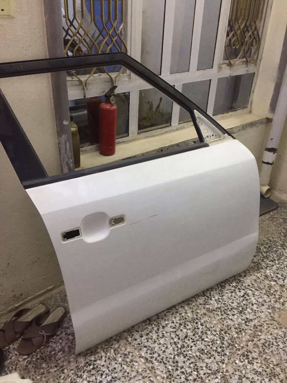 للبيع باب صول ٢٠١٦ امامي ايمن مصبوغ ونظيف وعندي باب السايق اخضر تفاحي وباب الخلف السايق جوزي سعر الوحدة ٨٠ ألف مكاني الزعفرانية للاتصال ***********
