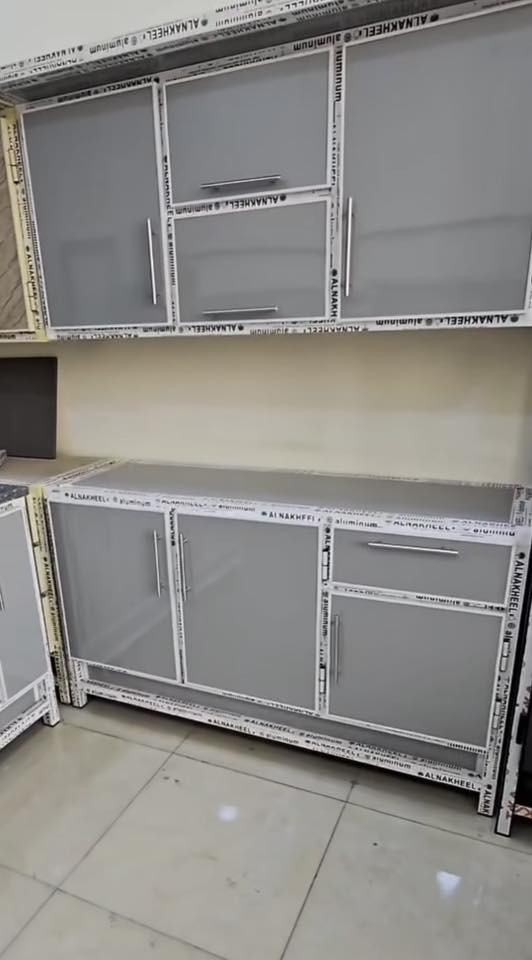 سيت كاونتر سنك متر ونص 
و ارضي و ملحق متر ونص جديد استعمال شهر 
ب 350 الف ***********
العنوان الامين الثانية
