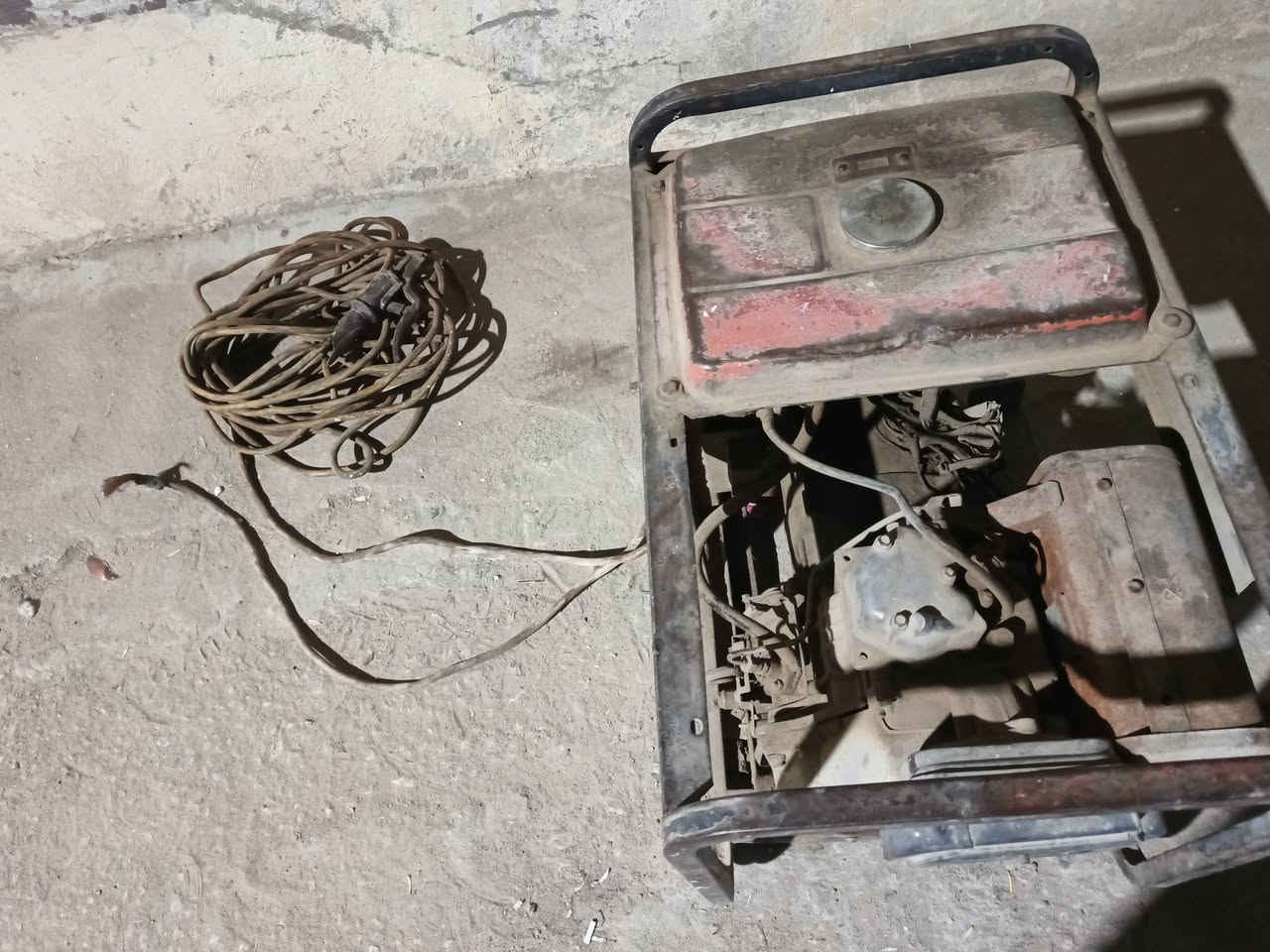 مولده كاز ومكينه لحيم تنطي 20 أمبير من غير مالت الحيم 
 السعر 250 وبيها مجال المكان كربلاء باب بغداد عكد بليبل 
***********
