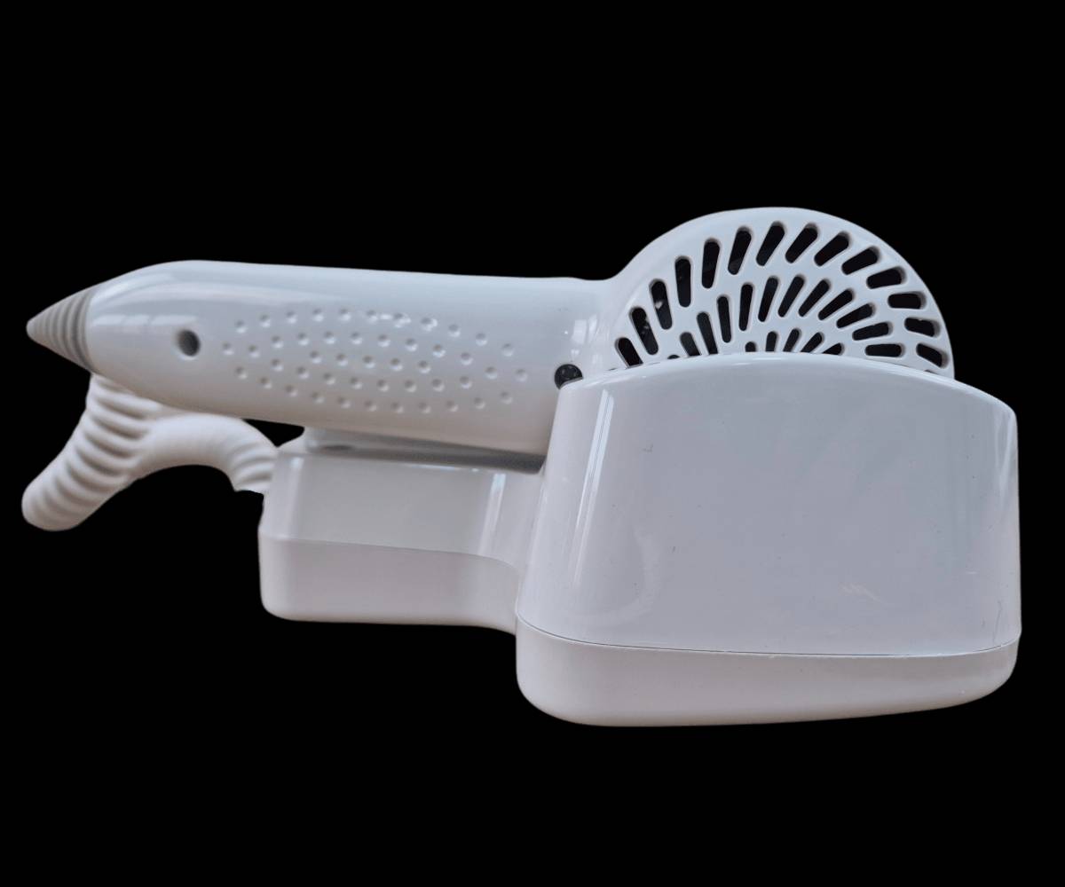 يمجفف شعر للحمام ماركة اينزو

الاستخدامات:

مجفف الشعر المثبت على الحائط مناسب للاستخدام في الحمامات وغرف الفنادق،

ويعمل على تسهيل عملية تجفيف الشعر باستخدام الهواء الساخن والبارد.

المميزات:

يتميز بخاصية   التشغيل والإيقاف التلقائي عند وضعه في الحامل المثبت على الحائط،

مع الحفاظ على درجة حرارة ثابتة وتصميم هادئ وتقنية متينة.

الجهاز خفيف الوزن يتميز بسهولة تركيبه دون الحاجة إلى الحفر، حيث يمكن تثبيته على   الجدار باستخدام تعلّاقة لاصقة.

يناسب هذا التصميم الاستخدام في الحمامات وغرف الفنادق، مع ضمان الثبات على الأسطح المختلفة مثل البلاط والجدران وأسطح العمل، مما يوفر حلاً عمليًا وسريعًا للتثبيت.

الملاحظات:  

حيث يُنصح بتجنب استخدام الجهاز بالقرب من الماء وعدم غمره في الماء. يعمل الجهاز على تيار متردد بجهد 220-240 فولت وتردد 5060 هرتز، مع قدرة تصل إلى 1600 وات.

يتميز المنتج بتصميم عالي الجودة ومتانة تجعله   مناسبًا للاستخدام في البيئات ذات الرطوبة العالية مثل المطابخ والحمامات.

ابعاد المنتج:الطول 16 سم  العرض 9 سم  الارتفاع 16 سم

سلك الكهرباء 70 سم السلك الثاني للمجفف 70 سم

يكون 24ساعة طلب 