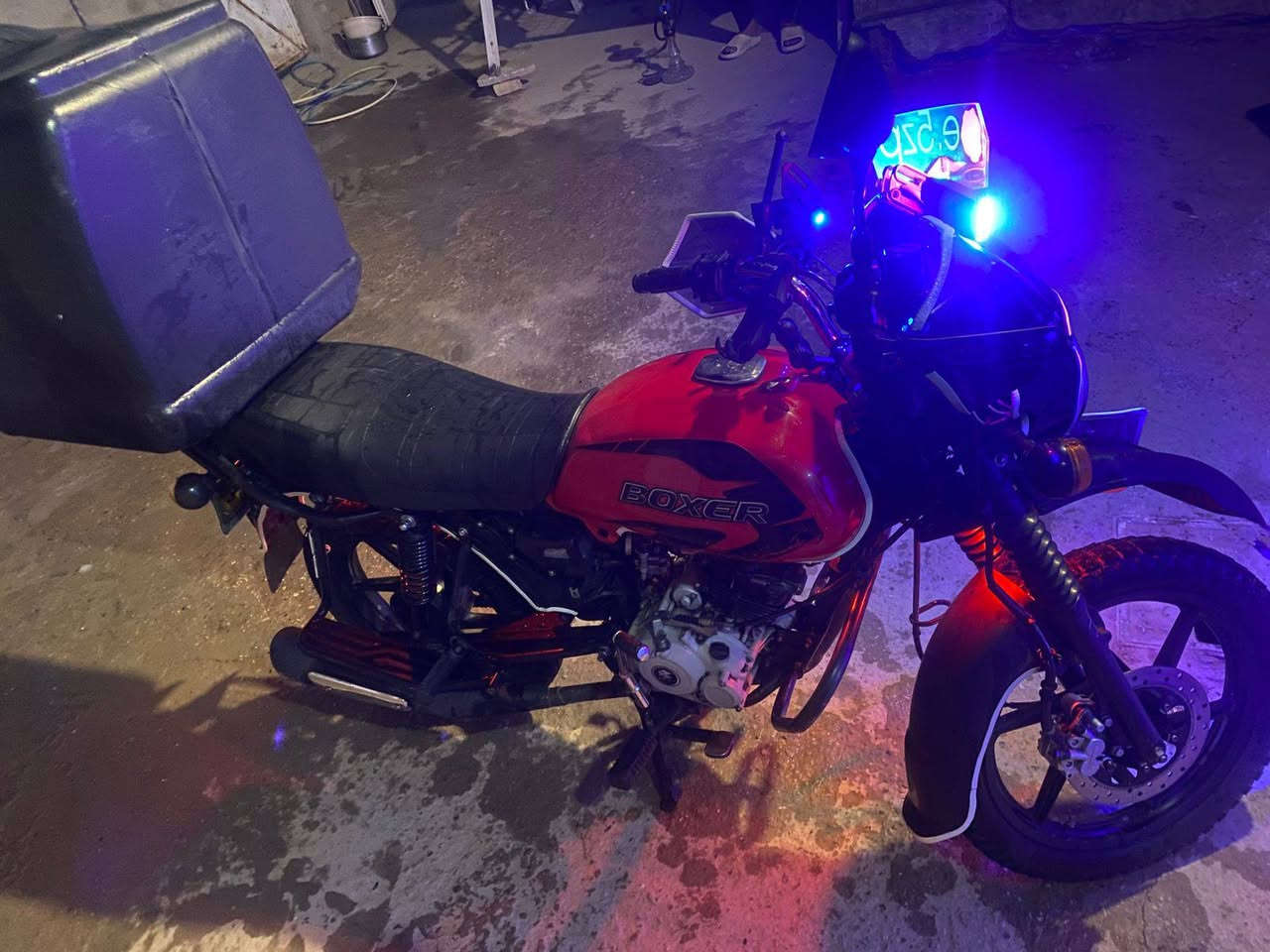 بوكسر للبيع 
موديل 23 مرقم سنويه بأسمي 
مجفتة مره وحده فقط وخير من الله ماموكفتني 
ناقصها ترتيبات بسيطة سعرها 1900 مليون وتسعميه وبيها مجال 
مكاني بغداد حي جهاد
*********** واتساب
