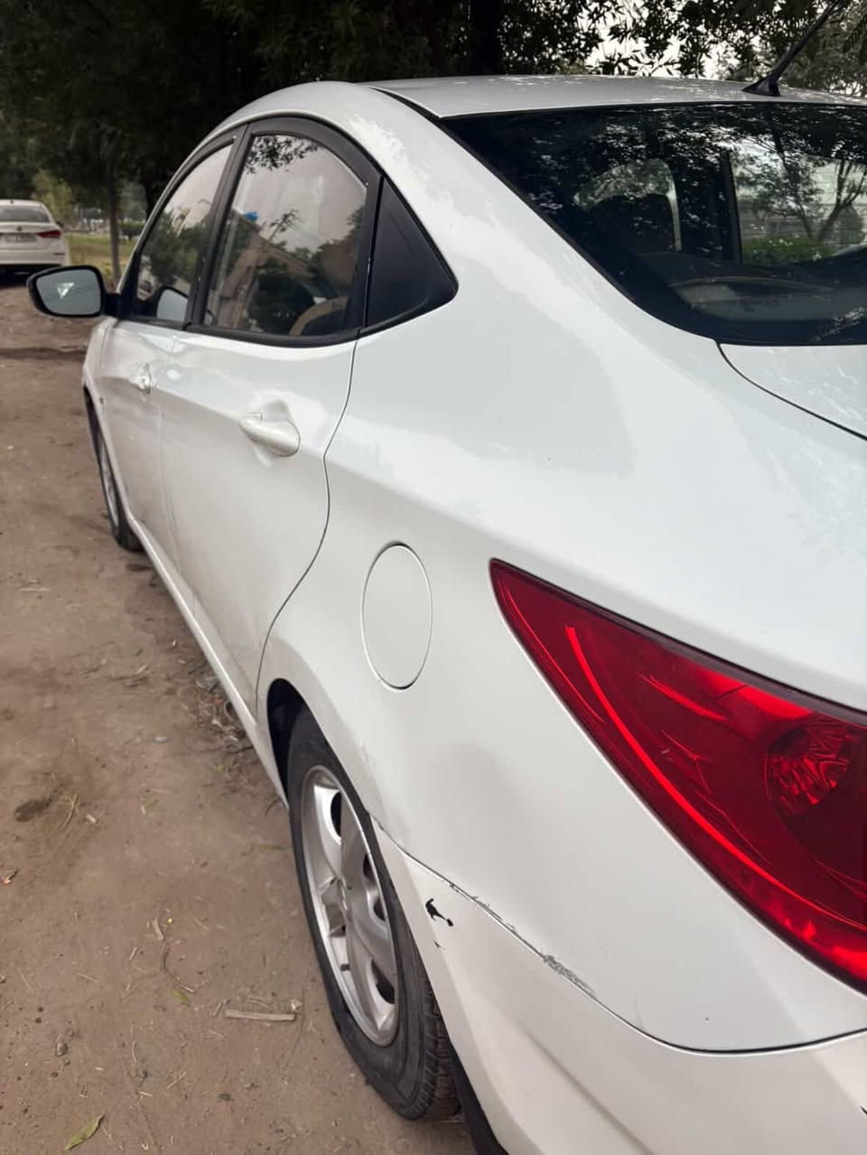 اكسنت خليجي موديل 2013 محرك 1600 دوش قطرتين
تدفئة وتبريد شغال بحالة ممتازة
السيارة مكفولة من صبغ ومعجون بس مبدل دعامية خلفية وبيه
بعض تكحيلات بسيطة
فيتبم اضافي بيه وتاير ايظا
سيارة ماشية 190 الف يدك جرص عل 120
اشاير بالمري
دوشمة كشنات وارضية
سنوية باسمي ورقم انكليزي سنوية 2030
هزة بشهر ٩ مسويها
عنوان السيارة بغداد /الدورة
السعر 102  وبيها مجال 
استفسار ***********
