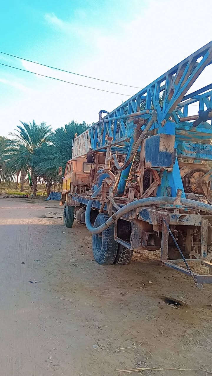سلام عليكم  جهاز تركي حفر ابار لبيع جهازه لشغل وياه عد 150 متر ورس حفر 2 واحد دشلي وطيني ***********
