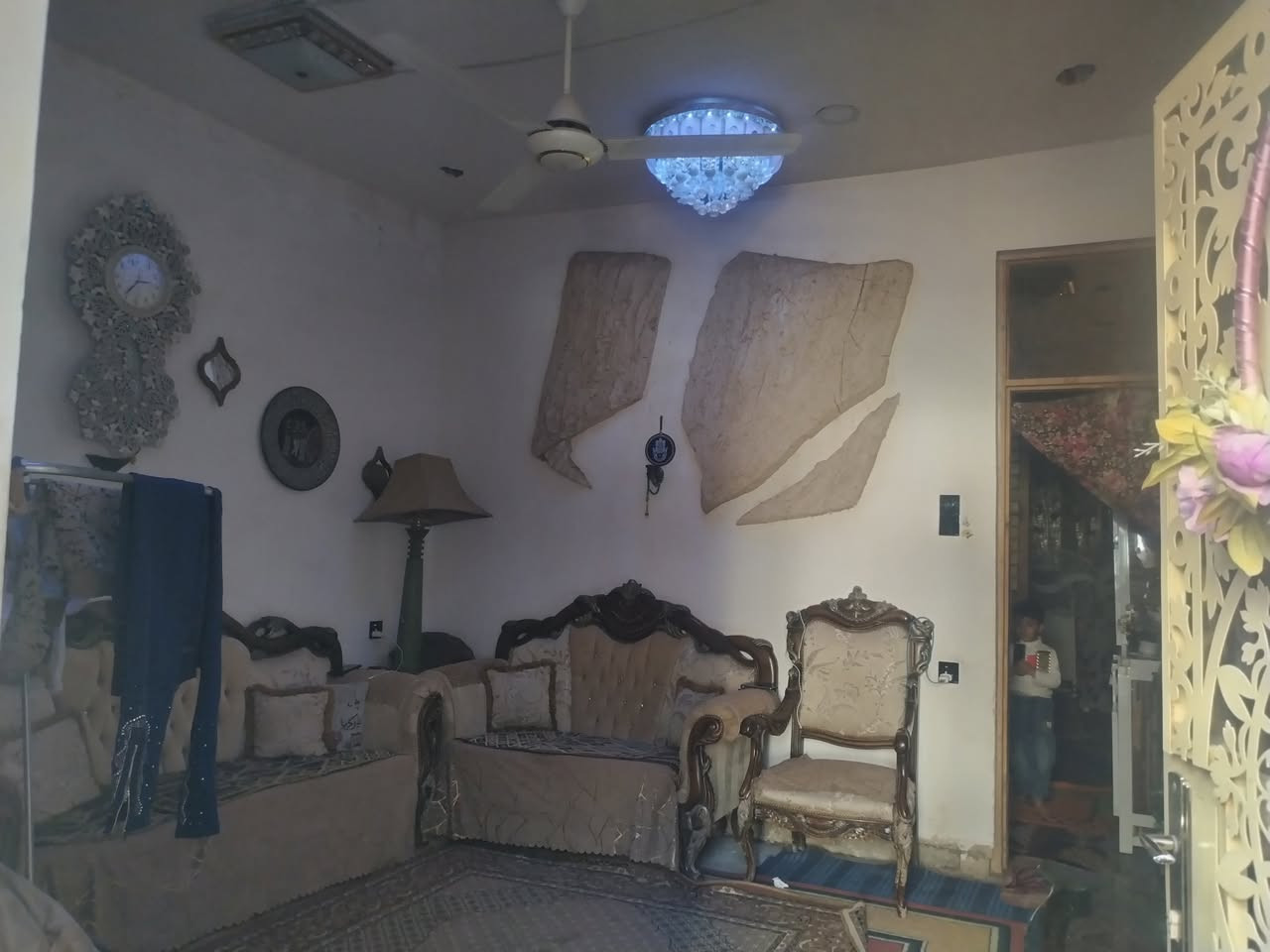 الدار للبيع في زراعي الوليد طابق الول طابوك وثاني بلوك صب مسلح المساحه 70 متر طابو زراعي قرار 25 بي قرار محكمه بسمك شارع تبليط ومجاري السعر 68 وهذه رقمي ***********
