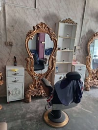 كراسي حلاقة • مرايا ملكية • نجف