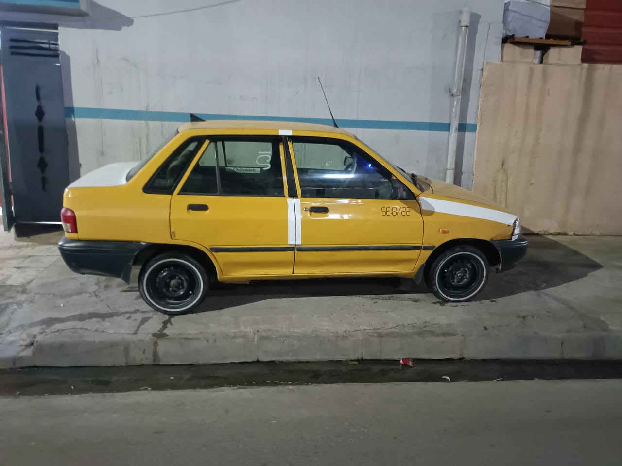 السلام عليكم سياره لبيع كربون بنزين بيه هيه أو غرمه صفر مكينةما بيه شي بسمي شرط تحويل موديل 2012 سعر 28 بيه مجال ستفسار (***********(***********
